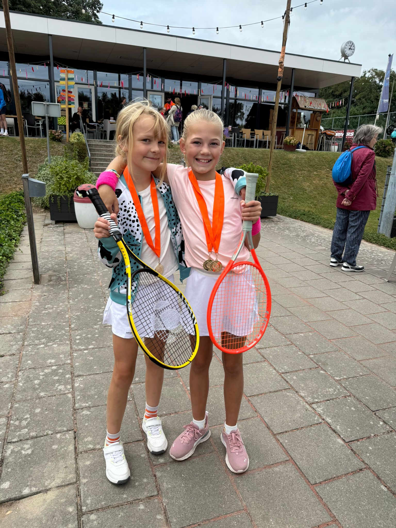 ✨ Vrijdag = stralen met een medaille! 🥇
Lela de Visser en Kate Hollering schitteren met hun Oranje DKT-medaille 🎾🧡