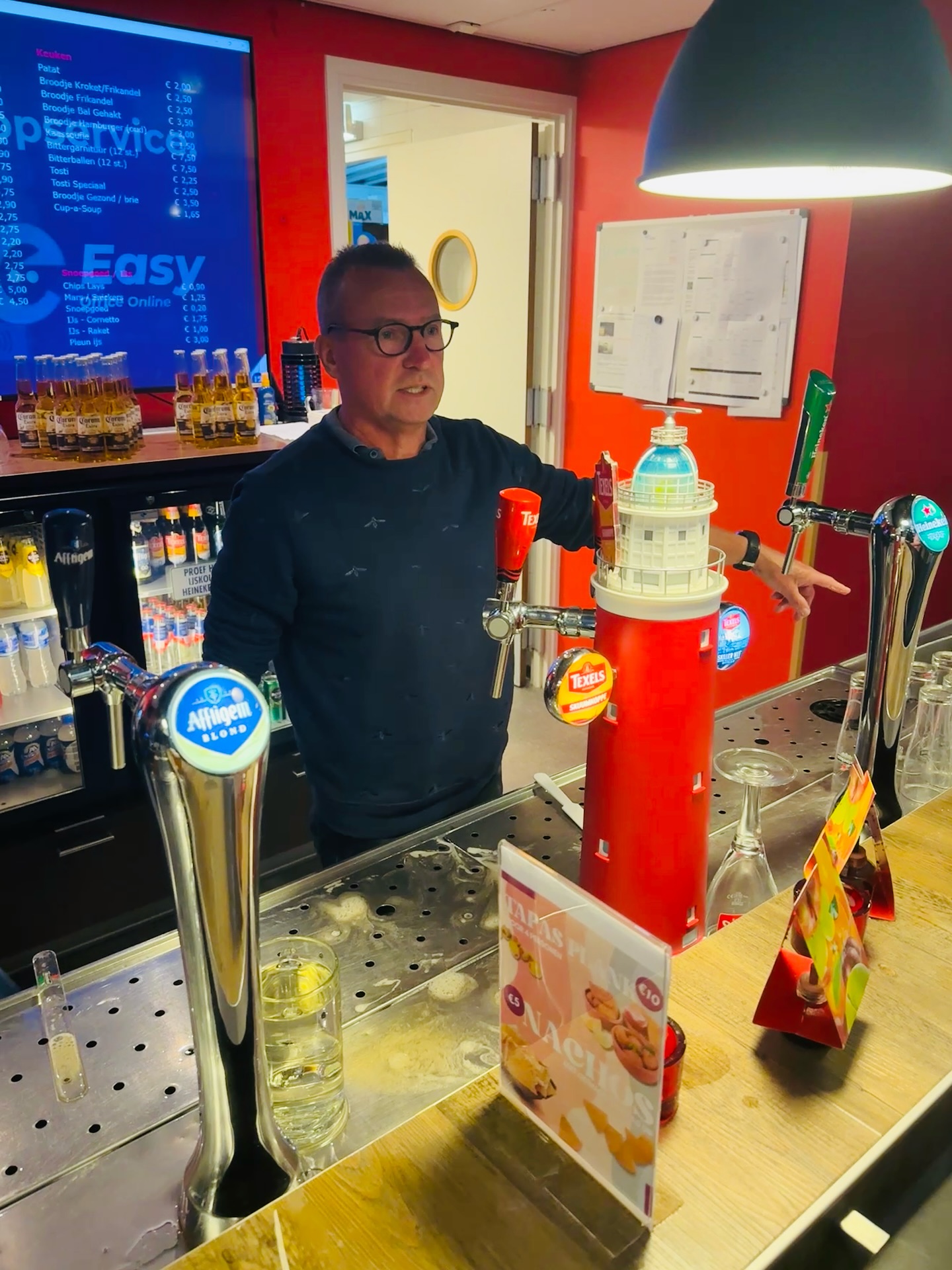 Uniek momentje: DTK-sponsor @rene.fox.102 aan het werk! 🍻 #schildersbedrijffox #dkt2025 #deventertennis