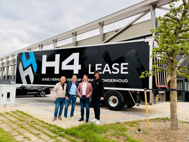 🎾 H4 Lease nieuwe hoofdsponsor van de Deventer Tenniskampioenschappen
🚗 Na meer dan tien jaar betrokkenheid als sponsor zetten Frank Bakker en Marc Roelofs met @h4lease nu de stap naar hoofdsponsor. Voor veel mensen binnen het Deventer tennis zijn Frank en Marc bekende gezichten, waardoor deze samenwerking extra goed voelt.
Het toernooi gaat dit jaar verder als de H4 Lease Deventer Tenniskampioenschappen.
Marc Roelofs:
“Als trotse hoofdsponsor van de H4 Lease Deventer Tenniskampioenschappen — waar de service nét iets meer betekent.”
We zijn blij met deze mooie samenwerking en kijken uit naar een sportief en gezellig toernooi!
#DTK #H4Lease #DeventerTenniskampioenschappen #DeventerTennis #Tennis