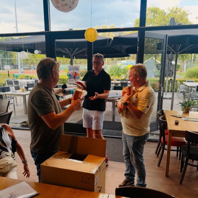 🎾 De tennisballen worden uitgedeeld en de schema’s van de open/17+/35+/55+ staan online! Kijk snel op mijnknltb.toernooi.nl wie je tegenstanders zijn! De planning van de wedstrijden volgt snel!
#DTK #DeventerTennis