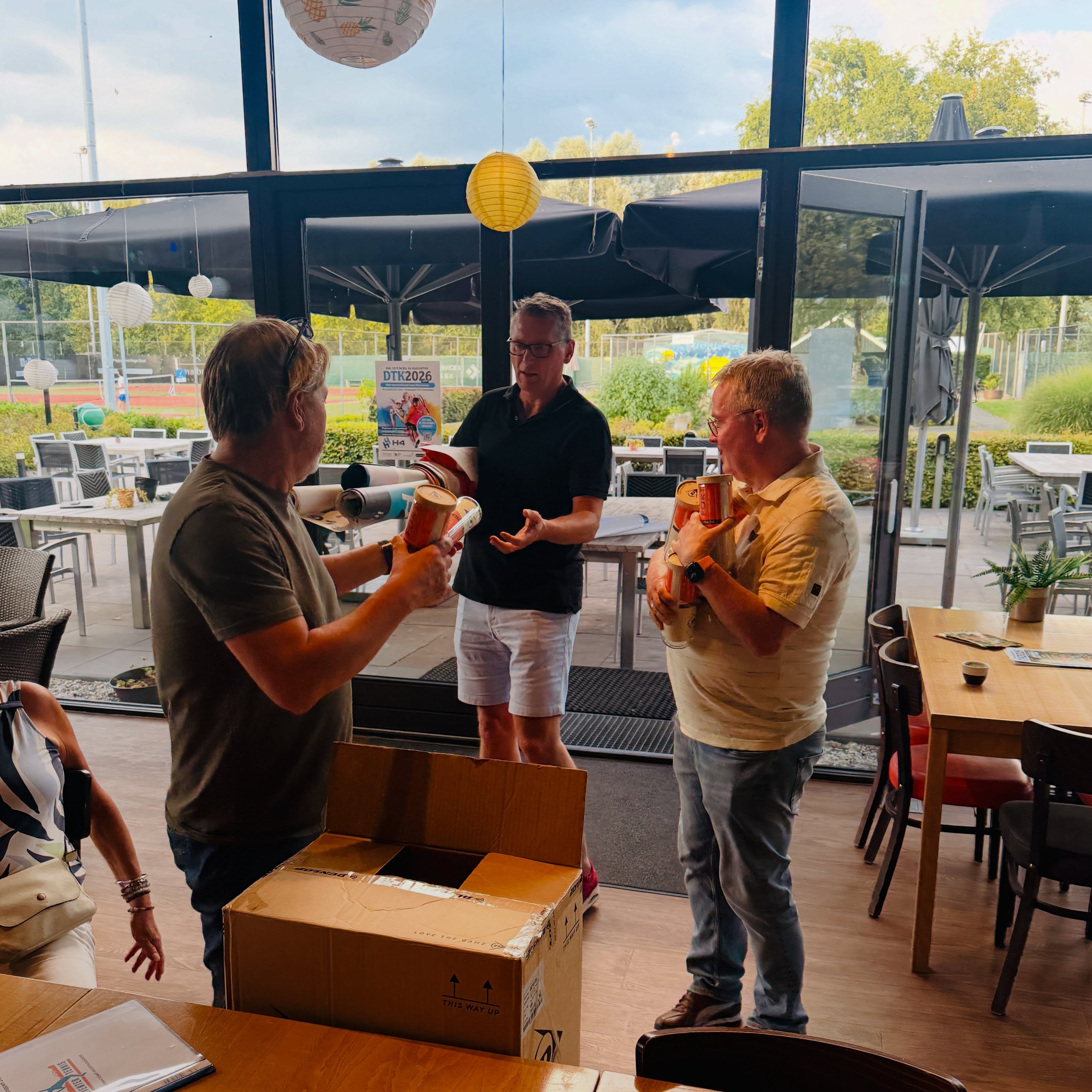 🎾 De tennisballen worden uitgedeeld en de schema’s van de open/17+/35+/55+ staan online! Kijk snel op mijnknltb.toernooi.nl wie je tegenstanders zijn! De planning van de wedstrijden volgt snel!
#DTK #DeventerTennis