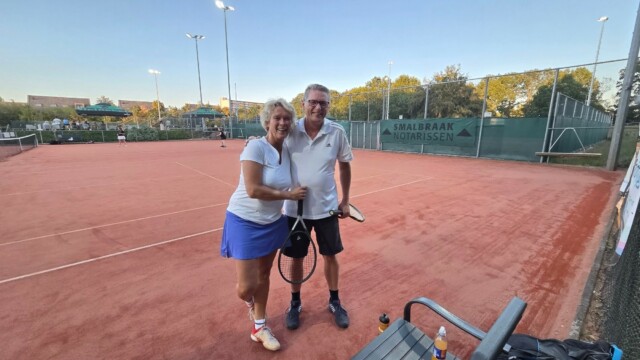 Gaat Sander samen met Miriam de Tol betalen voor zijn werkzaamheden als penningmeester van de Deventer Tenniskampioenschappen?