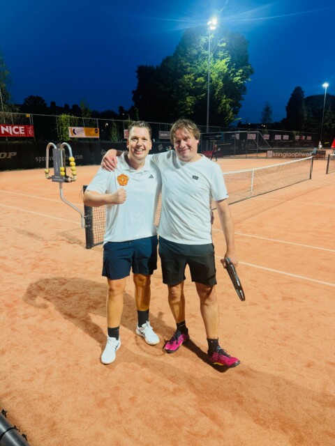 THE BATTLE mini-editie. Drijver’s TC (links) tegen DLTC (rechts). Zwart en Viester gaan nu de baan op @ DLTC! 🎾