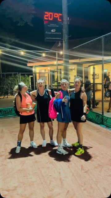 En de laatste partij komt de baan af! 01:59 uur, even wachten voor de foto tot het 02.00 uur is! En hulde aan Ingrid Souilljee, die heeft in totaal bijna 6 uur op de baan gestaan! 🎾 #dtk2026 #deventertennis