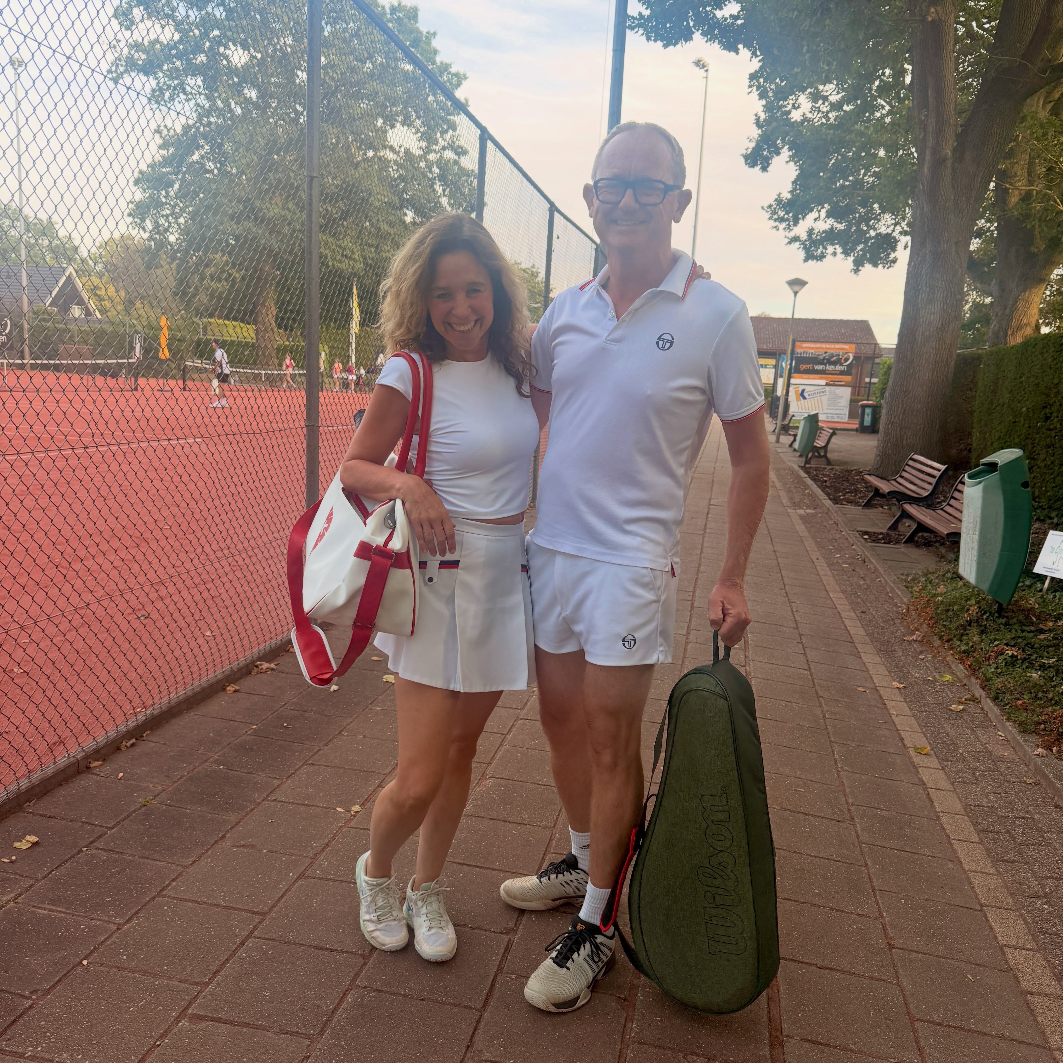 Dit tennissetje verschijnt volledig in Wimbledon-white! Eens kijken of hun spel net zo sterk is als hun kledingstijl… 👀