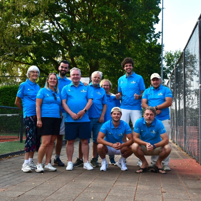 💙 De DTK-organisatie is er helemaal klaar voor!
Je herkent onze toppers aan het H4-blauw, helemaal in de kleur van onze hoofdsponsor H4 Lease. 🔵 Deze mooie kleding is geleverd en gesponsord door Print4Textiel. 👕
Met ruim 700 wedstrijden op het programma staat er een flinke klus te wachten. Dit team zorgt er, met de hulp van vele vrijwilligers, voor dat alle wedstrijden én alles daaromheen in goede banen worden geleid. 💪
Op naar een fantastische week H4 Lease Deventer Tennis Kampioenschappen! 🏆🎾☀️
#DTK #DeventerTennis #DTK2026
