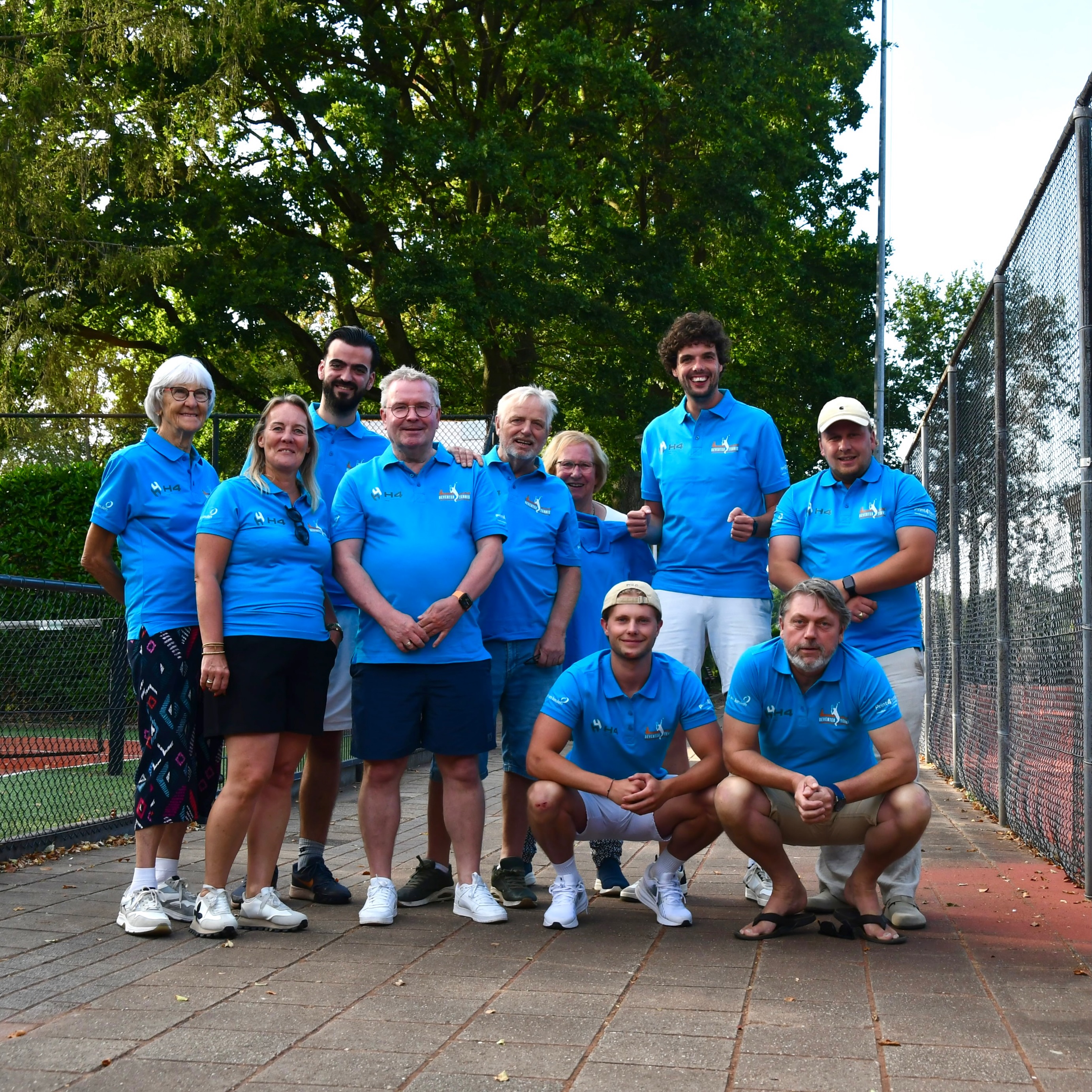 💙 De DTK-organisatie is er helemaal klaar voor!
Je herkent onze toppers aan het H4-blauw, helemaal in de kleur van onze hoofdsponsor H4 Lease. 🔵 Deze mooie kleding is geleverd en gesponsord door Print4Textiel. 👕
Met ruim 700 wedstrijden op het programma staat er een flinke klus te wachten. Dit team zorgt er, met de hulp van vele vrijwilligers, voor dat alle wedstrijden én alles daaromheen in goede banen worden geleid. 💪
Op naar een fantastische week H4 Lease Deventer Tennis Kampioenschappen! 🏆🎾☀️
#DTK #DeventerTennis #DTK2026