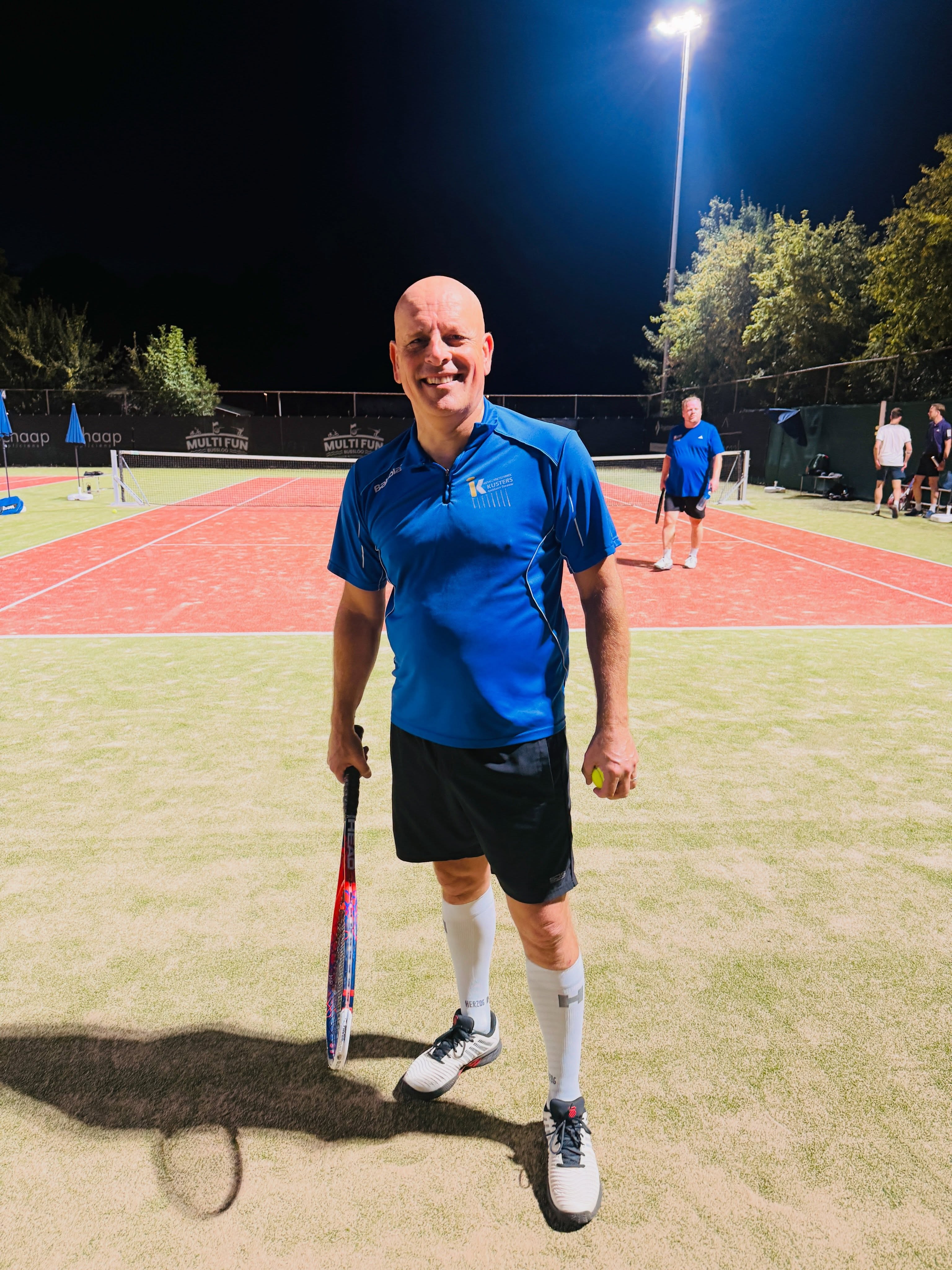 De voorzitter van het finalepark krijgt op de eerste avond meteen een flinke beproeving voor z’n kiezen! 🎾🔥
Speelt hij zich naar de finale, of heeft hij het finaleweekend onverwacht vrij? 👀 In dat laatste geval hebben we gelukkig alvast een mooi plekje voor ’m: achter de bar tijdens het feestweekend! 🍻😜