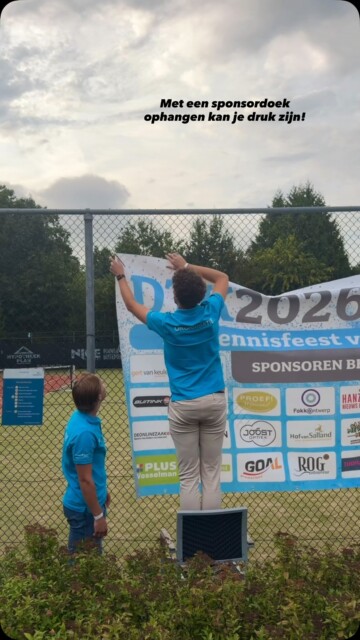 Met een sponsordoek ophangen kan je druk zijn! #deventertennis #dtk2026
