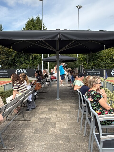 Planning klaar, banen klaar, spelers klaar & onze favoriete huisfotograaf @hansbrouwer63 klaar!!! De finales van de open & 17+ zijn begonnen🎾 TOT ZO🎾🏆
