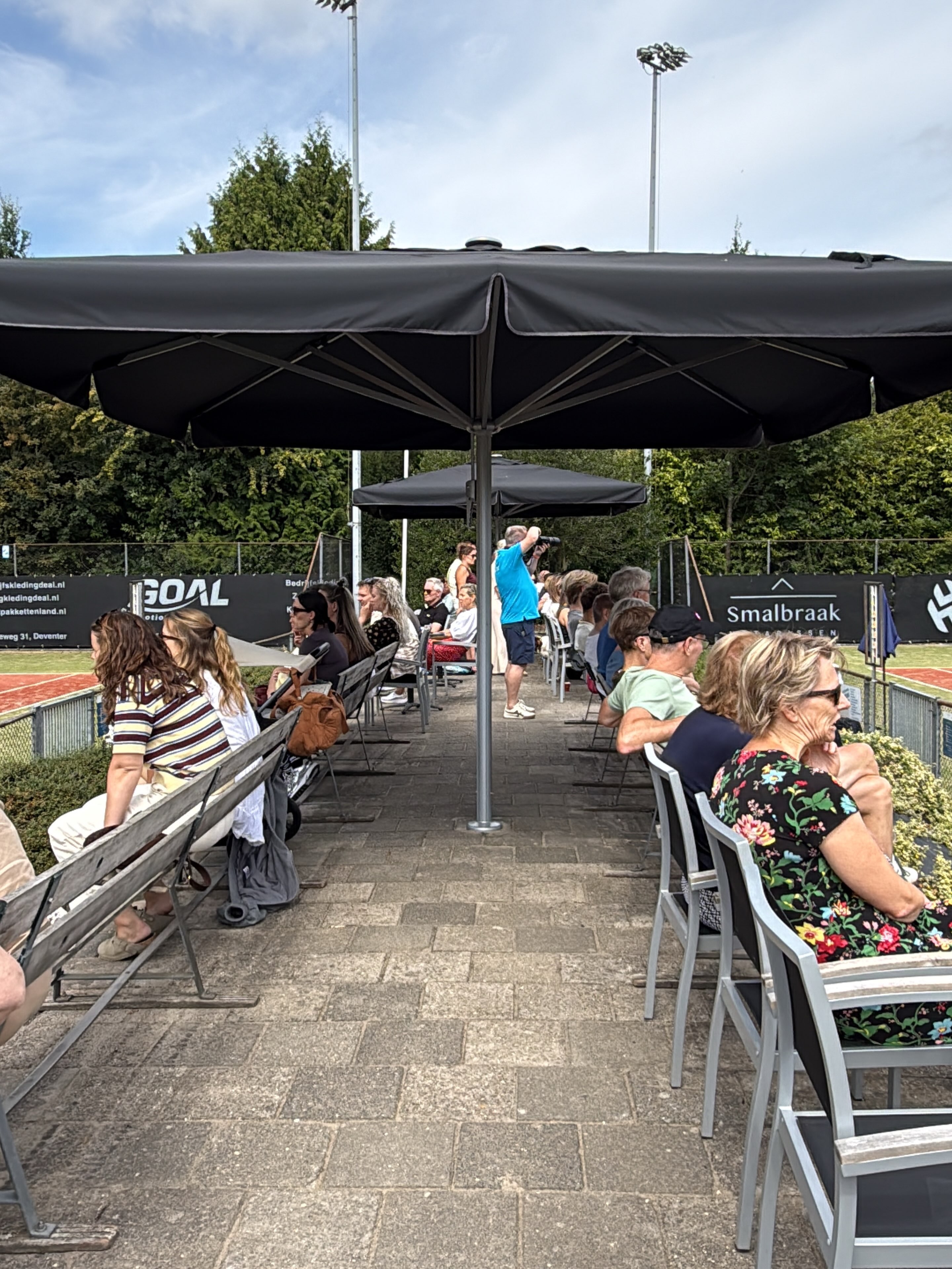 Planning klaar, banen klaar, spelers klaar & onze favoriete huisfotograaf @hansbrouwer63 klaar!!! De finales van de open & 17+ zijn begonnen🎾 TOT ZO🎾🏆