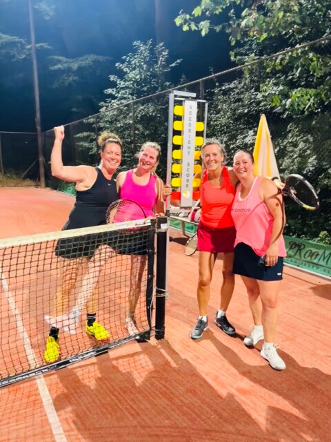 DD7, 19.30 uur begonnen, 22.35 uur matchpoint! Hulde dames, ruim 3 uur op de baan gestaan! En dat met 30 graden! En nog meer hulde aan Ingrid Souilljee, want die mag zo gelijk weer de baan op voor een DD6! 🎾 #dtk2026 #deventertennis