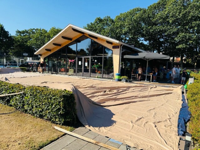 Bij @tennispadelcolmschate zijn ze druk om het finaleweekend voor te bereiden! Waaronder een mooie feesttent! We kunnen niet wachten! 🎪🎉
