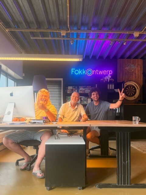 Onze Martin & Paul zijn samen met Fokko Ontwerp druk bezig met het DTK-krantje! 🗞️ Vanmiddag worden de krantjes gedrukt door @multicopydeventer en daarna zijn ze te vinden op het finalepark! 🎾 #dtk2026 #deventertennis