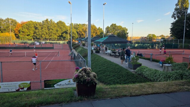 Donderdagavond om uurtje of acht. Buitentemperatuur 33 graden. Maar er wordt gewoon lekker getennist tijdens deze tropische editie van de H4 Lease Deventer Tenniskampioenschappen.