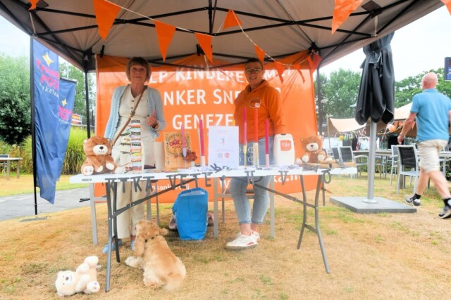Tijdens de H4 Lease Deventer Tennis Kampioenschappen stond er het hele finaleweekend een kraam van KIKA. Bezoekers, spelers en supporters konden bij de stand terecht voor informatie over KIKA en natuurlijk om het goede doel te steunen.
Dankzij de enthousiaste bezoekers en alle gulle donaties is er in één weekend maar liefst € 637,- opgehaald voor KIKA. Een prachtig bedrag waar we ontzettend blij mee zijn! Namens KIKA: bedankt!