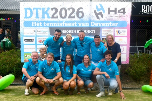 Wat was het een fantastische editie van de H4 Lease Deventer Tennis Kampioenschappen! 🎾☀️
Ruim 600 deelnemers, een nieuwe hoofdsponsor, volop zon, ontzettend veel mooie en sportieve wedstrijden én natuurlijk een fantastisch tentfeest! 🥳
Als organisatie kijken we met een grote glimlach terug op DTK 2026. Een week als deze kunnen we alleen samen mogelijk maken. Daarom een enorme dank aan alle deelnemers, vrijwilligers, tennisparken en sponsoren die hebben bijgedragen aan deze geweldige editie! 🙌💛
Bedankt allemaal en graag tot volgend jaar! Zet het alvast in je agenda: 16 t/m 22 augustus 2027 🎾
#deventertennis #dtk2026 #h4lease #knltb #tennis