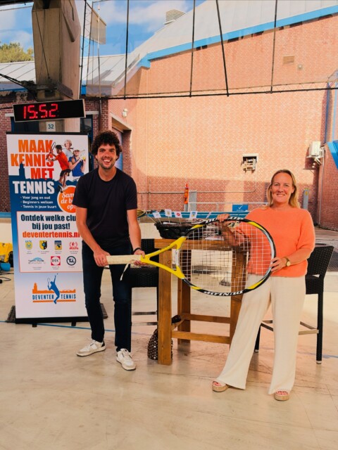 Vandaag staan we op de Deventer Sportmarkt, georganiseerd door @sportindeventer en @sportbedrijfdeventer 🎾 Vanuit de Deventer Tennisclubs hebben we een mooie actie voor nieuwe leden! Kom gezellig van 16.00 tot 20.00 uur naar De Scheg!
@deventerltc @tcparkbraband @tennispadelcolmschate @tcbathmen #drijverstc #tvlettele #deventertennis